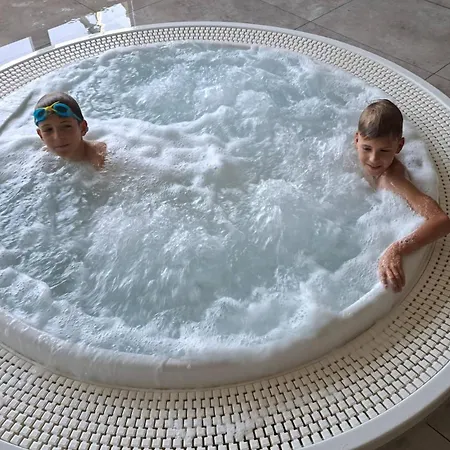 Apartman Z Widokiem & Spa, *